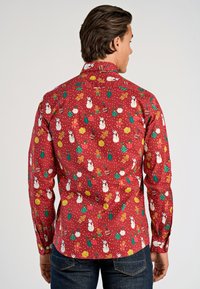 Rode lange mouwen shirt met een feestelijk patroon van sneeuwmannen, candy canes, versieringen en bladeren, met een kraag en knoopsluiting.