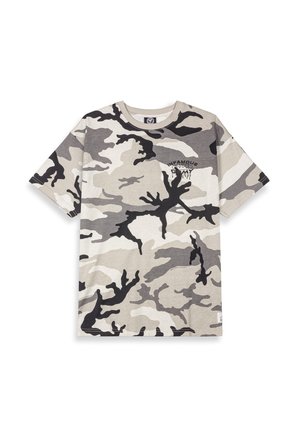 Camiseta de manga corta en camuflaje gris, negro y crema; presenta un logo de "INFAMOUS" en la parte frontal; material de algodón; corte relajado.