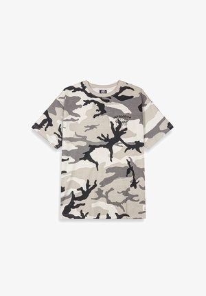 Koszulka z krótkim rękawem w kolorze szarym, czarnym i kremowym w kamuflażu; na przodzie znajduje się logo "INFAMOUS"; materiał bawełniany; luźny krój.