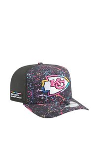 Schwarze Kappe mit buntem Spritzmuster. Mit gesticktem "KC"-Logo. Enthält ein "Crucial Catch"-Etikett an der Seite. Strukturierte Form.