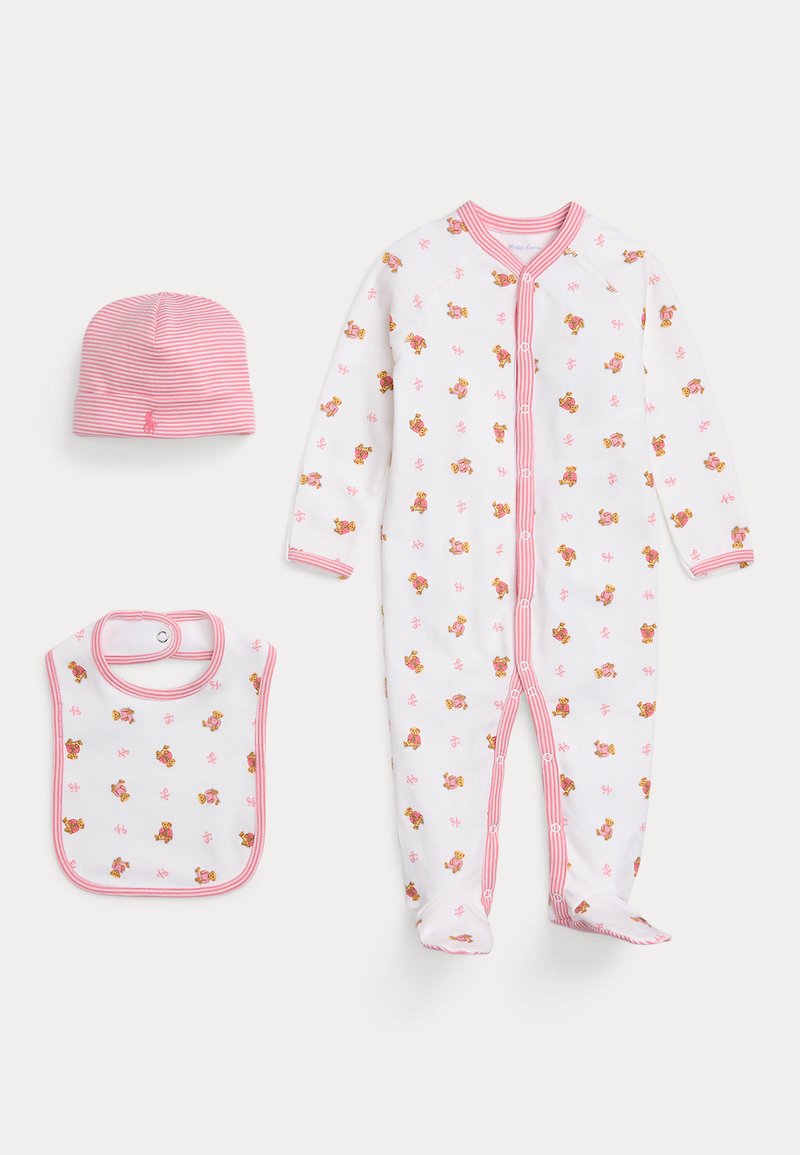 Katoenen baby-outfitset bestaat uit een witte romper met bloemenprint, roze gestreepte accenten, een bijpassende muts en een aansluitende slab met drukknoopjes.