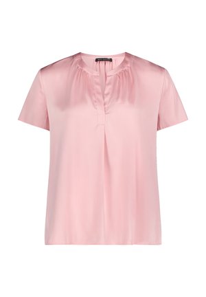 Różowa bluzka z krótkim rękawem, okrągłym dekoltem i plisą z przodu, wykonana z gładkiej, błyszczącej tkaniny.