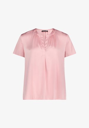 Różowa bluzka z krótkim rękawem, okrągłym dekoltem i plisą z przodu, wykonana z gładkiej, błyszczącej tkaniny.