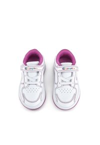 Sneaker bianche con accenti rosa, dotate di una fascia in velcro, area della punta perforata e colletto imbottito. Il marchio è visibile sulla fascia.