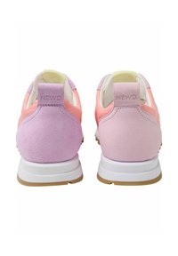 Rosa og lavendel sneakers med ruskindsbag, hvide såler og et struktureret design. "NEWD." præget på hælflappen, blødt foer synligt.