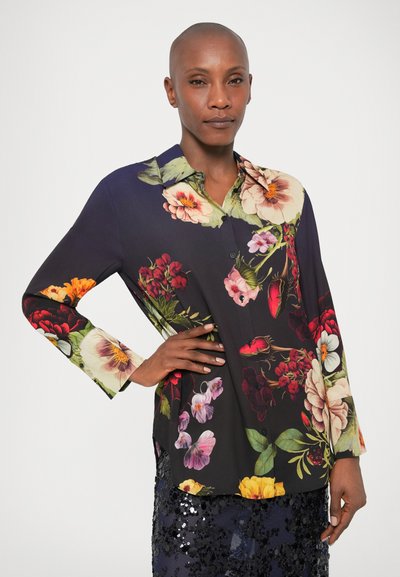 Μαύρο λουλουδάτο πουκάμισο, μακριά μανίκια, διαθέτει ζωντανά πολύχρωμα λουλούδια και φύλλα, κολάρο με κουμπιά, ελαφρύ ύφασμα και άνετη εφαρμογή.