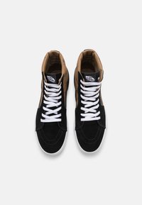 Baskets montantes en suède noir avec un dos en cuir tan, lacets blancs et semelles en caoutchouc blanches. Présentent des détails cousus et un logo sur la languette.