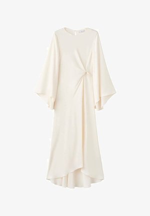 Vestido largo color crema con mangas anchas y fluidas y un detalle de nudo retorcido en la cintura, con un dobladillo asimétrico.
