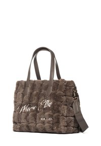 Sac à main en fausse fourrure marron avec un design matelassé, des anses en cuir, logo brodé. Comprend une bandoulière détachable et une texture lisse.