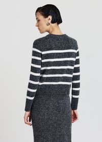 Grauer gestreifter Pullover aus weichem, strukturiertem Stoff mit weißen horizontalen Streifen. Klassischer Rundhalsausschnitt und taillierte Silhouette, von hinten gezeigt.