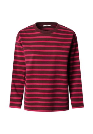 Camisa de manga larga en rojo oscuro con amplias rayas horizontales rosa. Cuello redondo, material de algodón y logo discreto en el pecho.