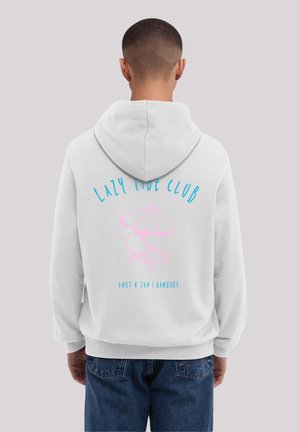 Weißer Hoodie mit einer Fronttasche, der blaue und pinke Schriftzüge mit "LAZY TIDE CLUB" zeigt und eine Illustration eines Liegestuhls mit einem Sonnenschirm enthält.