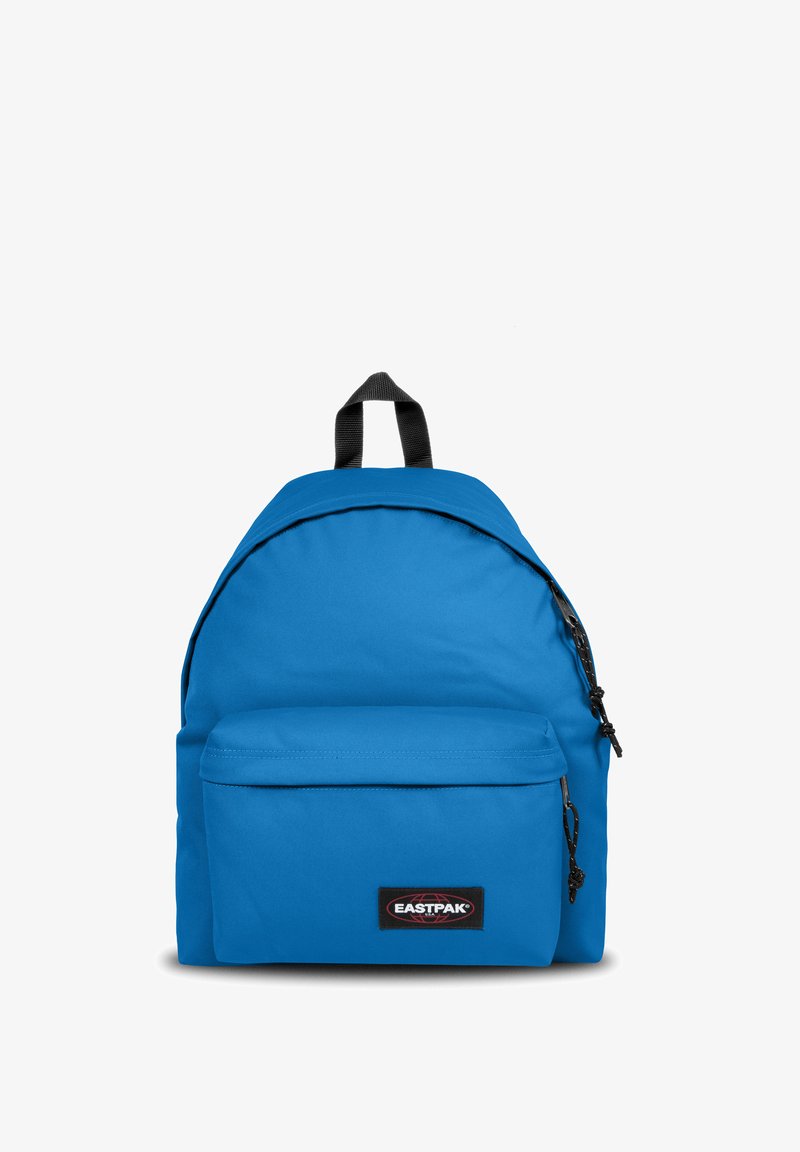 Sac à dos bleu avec un dessus arrondi, un grand compartiment principal et une poche frontale zippée. Fabriqué en tissu résistant, il est orné d'un logo noir et d'accents noirs.