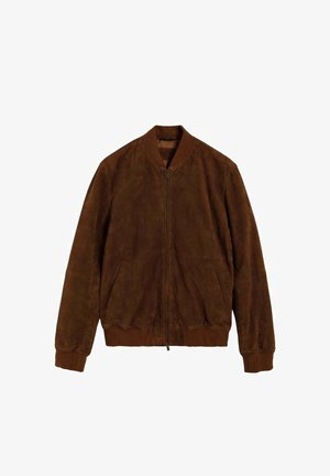 Chaqueta bomber de ante marrón con cierre de cremallera en la parte delantera, cuello, puños y dobladillo acanalados, que cuenta con dos bolsillos laterales y una textura suave.