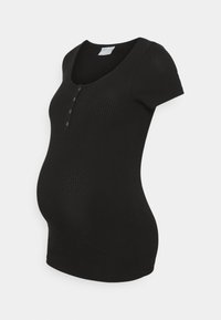 Svart randig graviditetströja med korta ärmar, rundad halsringning och tre-knapps placket. Stretchigt tyg, designad för att passa en växande mage.