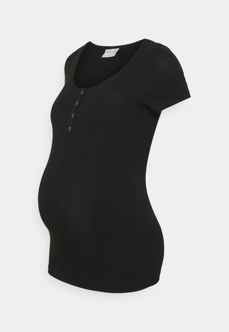 Svart randig graviditetströja med korta ärmar, rundad halsringning och tre-knapps placket. Stretchigt tyg, designad för att passa en växande mage.