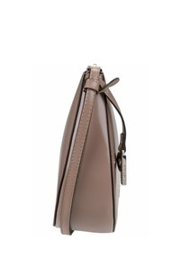Braune Lederhandtasche mit einer eleganten dreieckigen Form, Reißverschlussverschluss, seitlichem Tragegurt und silbernen Hardwaredetails. Glatte Oberfläche mit genähten Kanten.