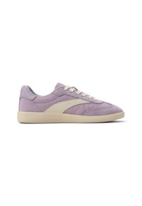 Sneaker viola chiaro con una parte superiore in rete testurizzata, dettagli crema e suola in gomma beige. Presenta lacci piatti e un design della punta arrotondata.