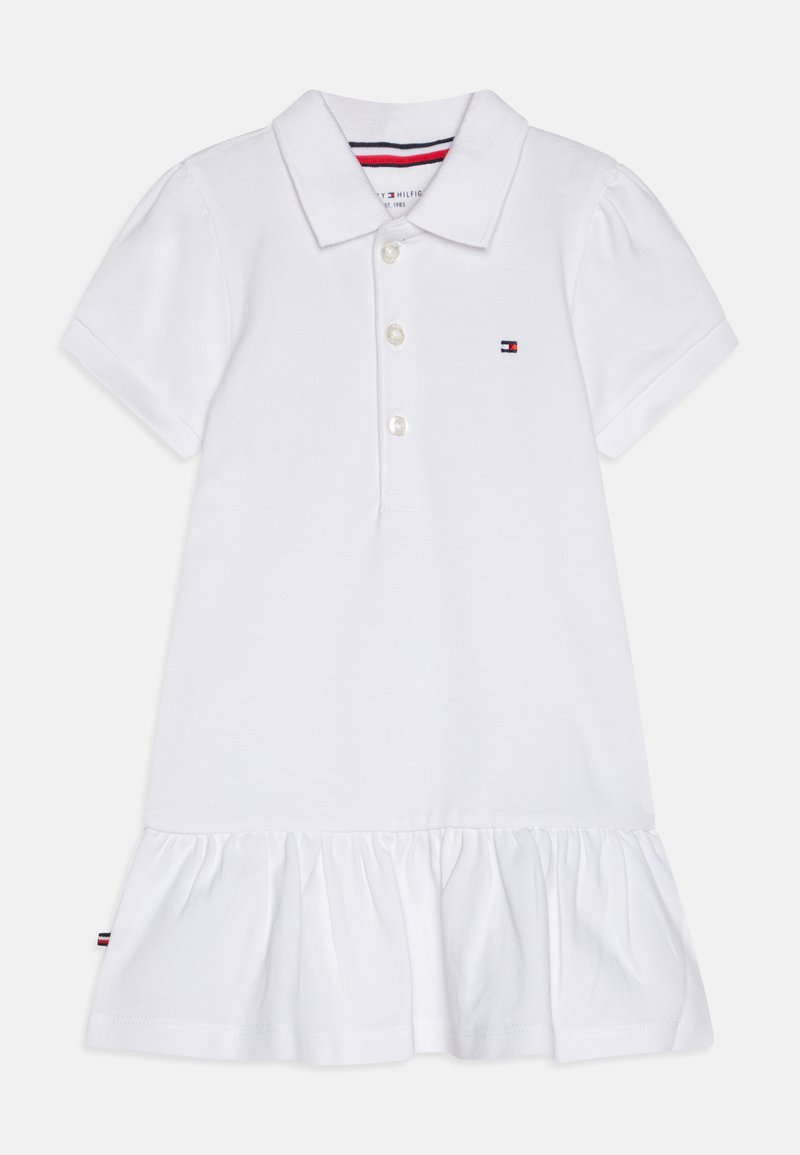Bijela pamučna haljina u obliku polo majice, s ovratnikom, kratkim rukavima, kopčanjem na gumbe i volanima na rubu, s logotipom kao detaljem.