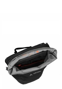 Bolsa Vaude negra con interior gris, que cuenta con múltiples compartimentos y un cierre enrollable superior. Fabricada con un tejido duradero y detalles del logotipo.
