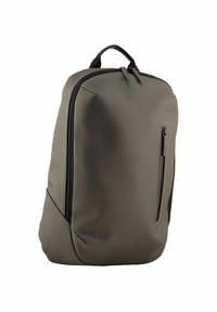Sac à dos gris avec une finition matte lisse, muni d'une poche zippée à l'avant et d'une poignée sur le dessus, et d'un design minimaliste sans matériel visible.