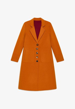 Oranger Wollmantel mit aufgeschlagenem Revers, Fünf-Knopf-Verschluss, zwei Fronttaschen und einem kontrastierenden burgunderroten Innenfutter.