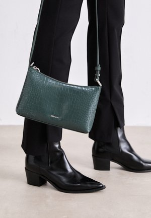 Calvin Klein MUST CROSSBODY CROCO - Schoudertas - palm green