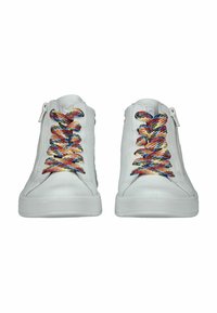 Scarpe alte bianche con lacci multicolori, una superficie liscia, cerniere laterali e una suola in gomma con un motivo rialzato.