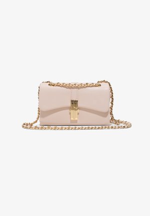 Bolso de hombro de cuero beige con correa de cadena dorada y cierre rectangular dorado, sobre un fondo blanco.