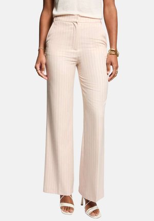 Pantalons rose clair, taille haute, à jambes larges avec des rayures verticales. Fabriqués en tissu lisse, dotés d'une coupe ajustée et de poches latérales.