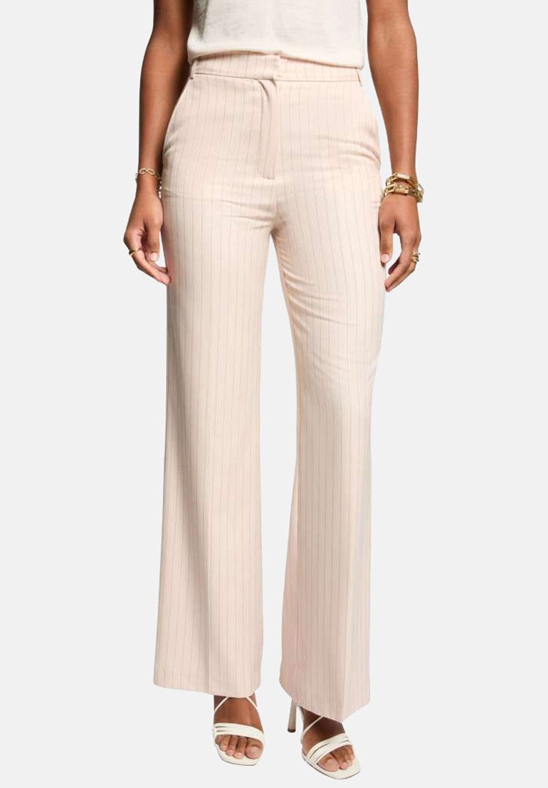 Pantalons rose clair, taille haute, à jambes larges avec des rayures verticales. Fabriqués en tissu lisse, dotés d'une coupe ajustée et de poches latérales.