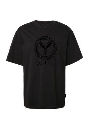 T-shirt noir à manches courtes avec un col rond, présentant un logo circulaire avec une figure humaine ailée et le texte « COLUCCI » en dessous.