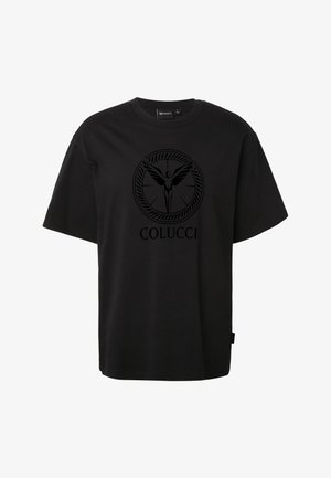 T-shirt noir à manches courtes avec un col rond, présentant un logo circulaire avec une figure humaine ailée et le texte « COLUCCI » en dessous.