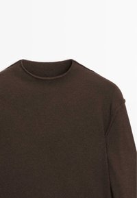 Maglione marrone lavorato a maglia con scollo rotondo, caratterizzato da una texture morbida e una vestibilità comoda, mostrato dalle spalle al collo.
