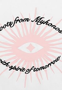 Tela blanca con un gran diseño de estallido solar rosa que tiene una forma de ojo en el centro y texto negro que dice "botas de Mykonos con el espíritu de mañana."