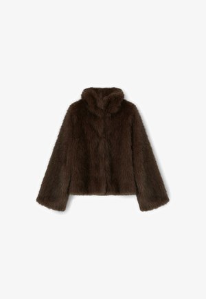 Giacca in pelliccia sintetica marrone con colletto alto, maniche lunghe e vestibilità ampia. La texture è morbida e pelosa, offrendo un aspetto accogliente.
