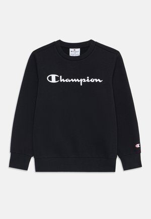 Schwarzer Pullover mit langen Ärmeln, gerippten Bündchen und Kragen. Weißes "Champion"-Logo auf der Vorderseite aufgedruckt. Kleines Logo am linken Ärmel.