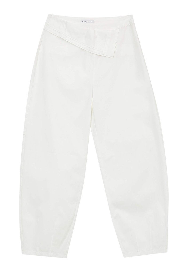 Pantalons blancs taille haute avec un design de rabat angulaire unique à l'avant, fabriqués en tissu lisse et léger. Poignets élastiques.