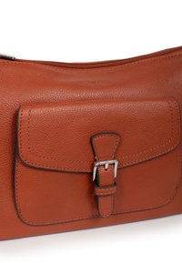 Brązowa skórzana torebka o fakturowanym wykończeniu, z przednią kieszenią na klapkę z metalowym zapięciem, zamknięciem na zamek i gładkimi krawędziami.