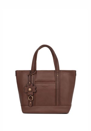 Borsa tote in pelle marrone con doppi manici e un ciondolo a forma di fiore attaccato a uno dei manici.