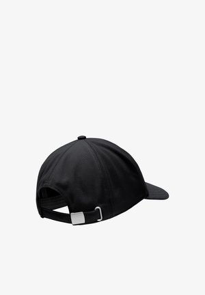 Zwarte verstelbare honkbalpet gezien van achteren met metalen gesp en gestikte paneelontwerp.