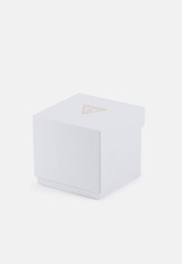 Witte gestructureerde geschenkdoos met een driehoekig logo in goud op het deksel en een schoon, minimalistisch design. De doos heeft een veilige omslagsluiting.
