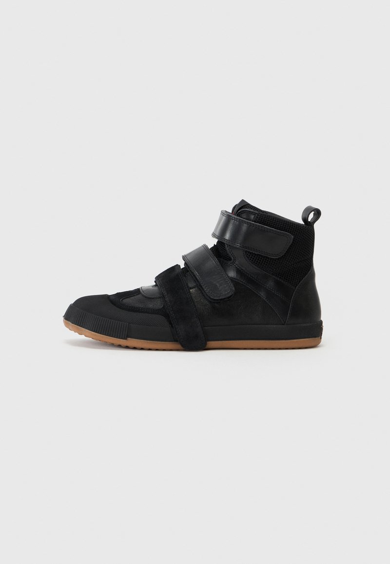 Svarta hög-top sneakers med en blandning av läder, mesh och mocka, med justerbara kardborreband och en yttersula i gummigummi.
