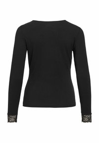 Μαύρο εφαρμοστό τοπ με μακριά μανίκια, λαιμόκοψη σκαφτή και δαντέλα στο τελείωμα των μανσετών, εμφανίζεται από πίσω.