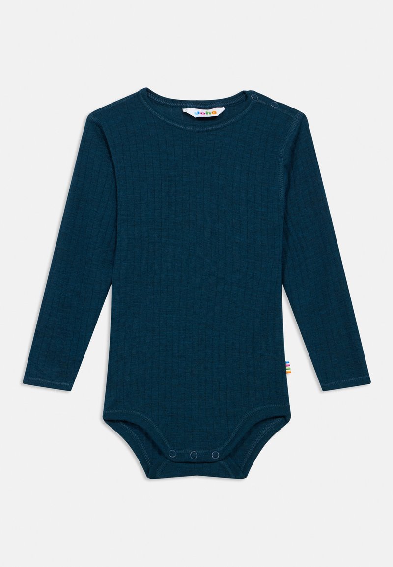 Dlhý rukáv body v hlboko modrozelenom rúbovanom materiáli. Okrúhly výstrih s cvokmi na pleciach a tromi cvokmi na spodnej časti.