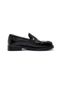 Mocasín de piel brillante negra con tacón bajo apilado y punta redonda, visto de lado sobre un fondo blanco.