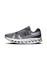 Zapatilla deportiva gris con parte superior de malla, acentos en capas en gris y negro, una entresuela blanca acolchada y un diseño de suela recortado único.