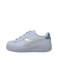 Zapatilla blanca con detalles plateados, material de cuero liso, puntera redondeada, suela plana, detalles texturizados en los laterales, logotipo en el talón y diseño de cordones.