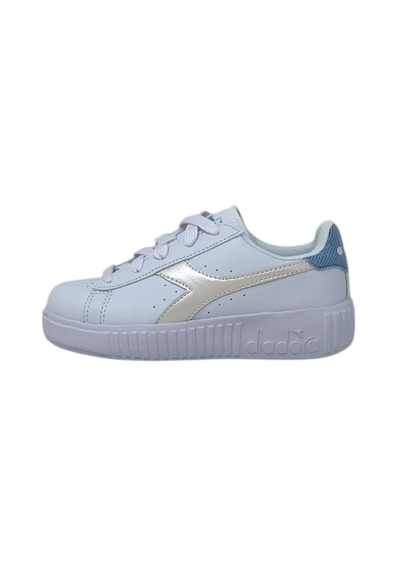 Zapatilla blanca con detalles plateados, material de cuero liso, puntera redondeada, suela plana, detalles texturizados en los laterales, logotipo en el talón y diseño de cordones.