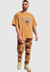 ecko unltd. BOXY CUT - T-shirts med print - brown